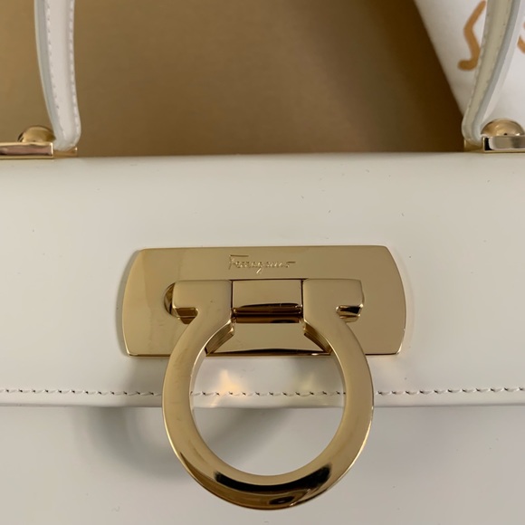 ♦️SOLD♦️Ferragamo Lady Gancini Kelly Bag -Magnolia - Picture 4 of 10